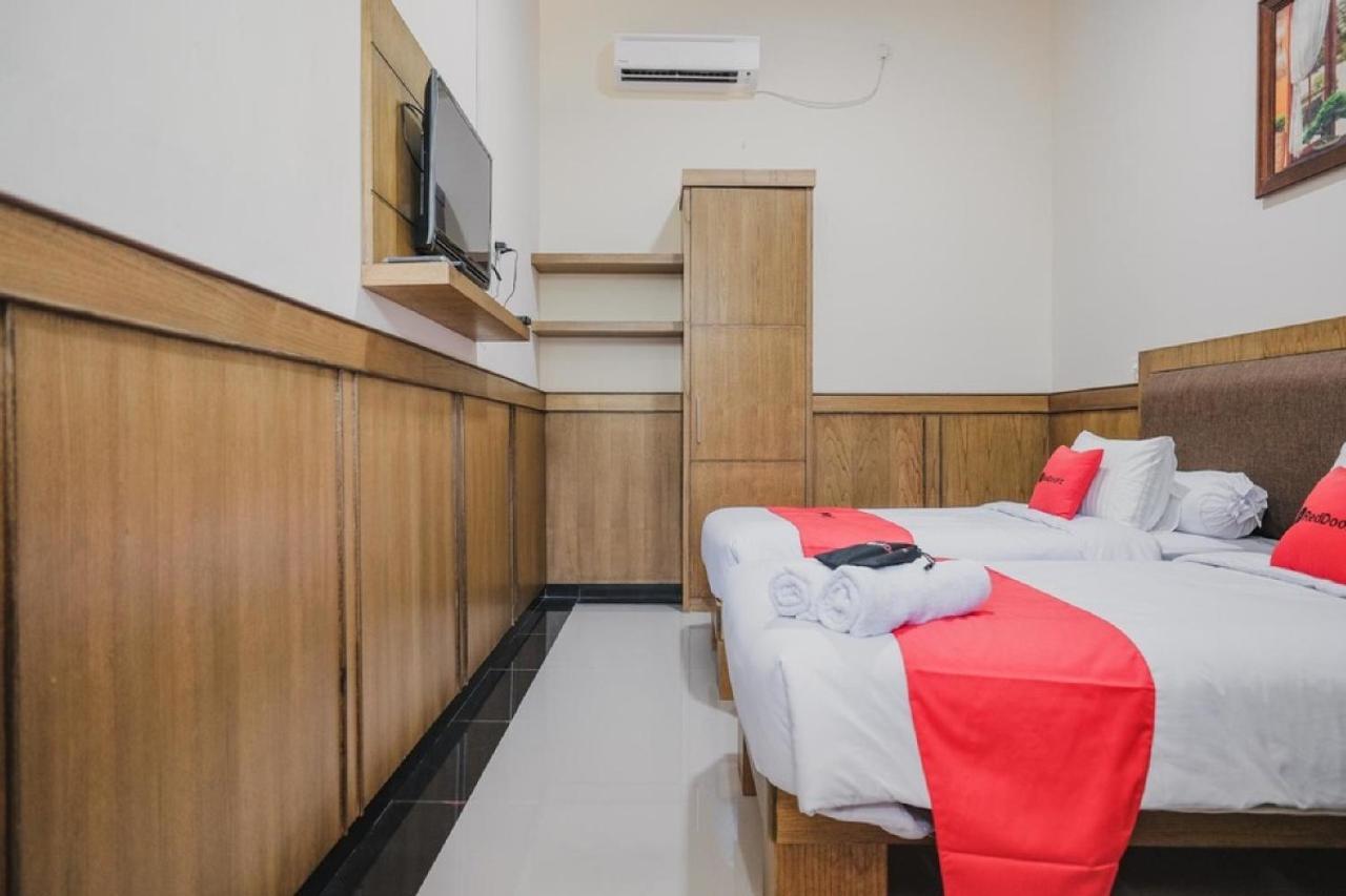 Готель Reddoorz Plus @ Jalan Dr. Cipto Mangunkusumo Lampung Бандар-Лампунг Екстер'єр фото